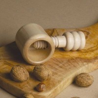 NOTENKRAKER IN HOUT