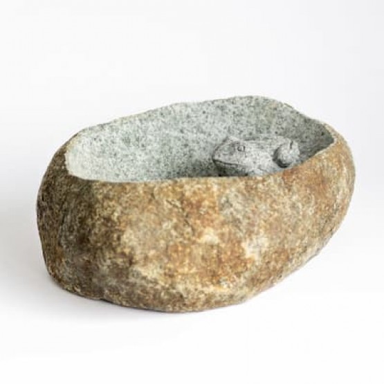 Vogeldrinkbak in granietsteen met kikkermotief binnenin